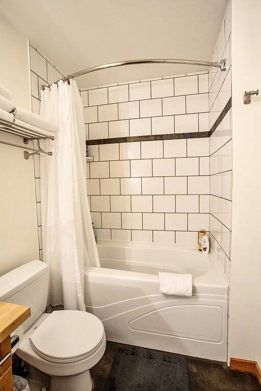 Foto 12 von 28: Charming & Inviting Railtown Suite - Walk Überall!