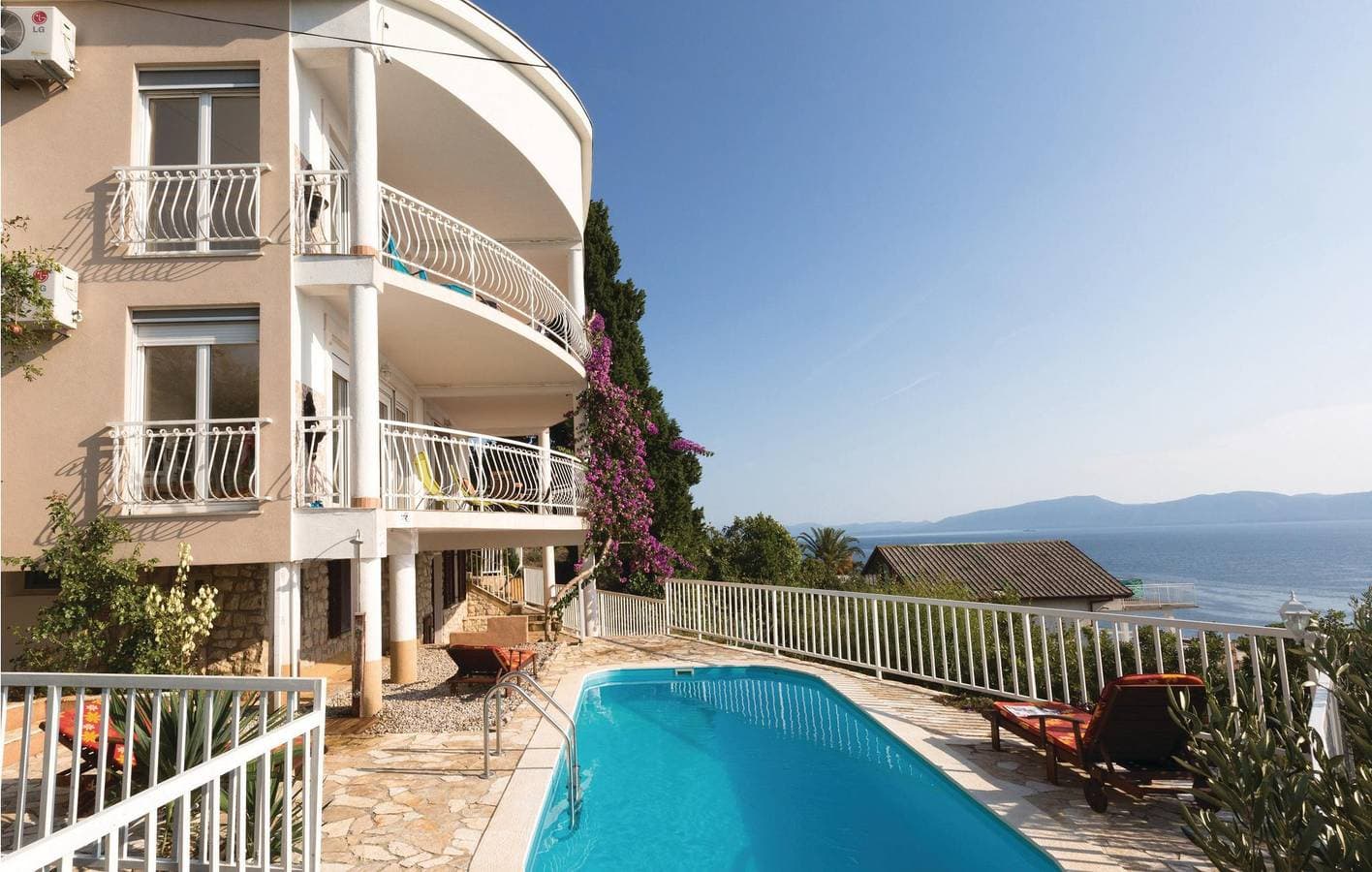 Charmantes Apartment mit Pool, WLAN und Terrasse, 400 m von der Küste entfernt 1