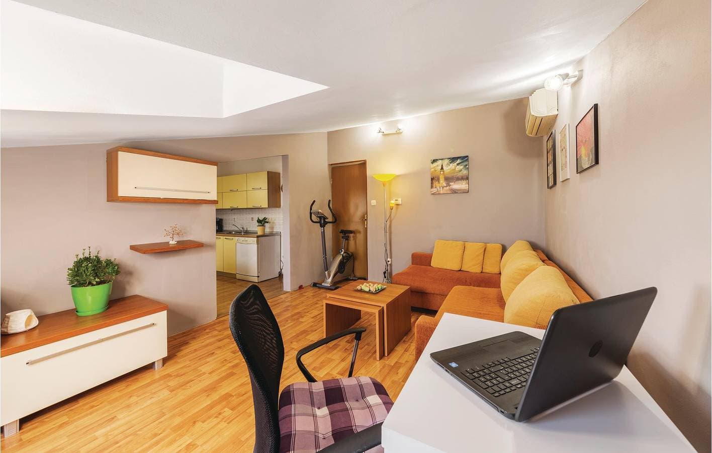 Foto 4 von 27: Charmantes Apartment mit Meerblick und Terrasse, in der Nähe von Peroj und der Caffè Bar Porto