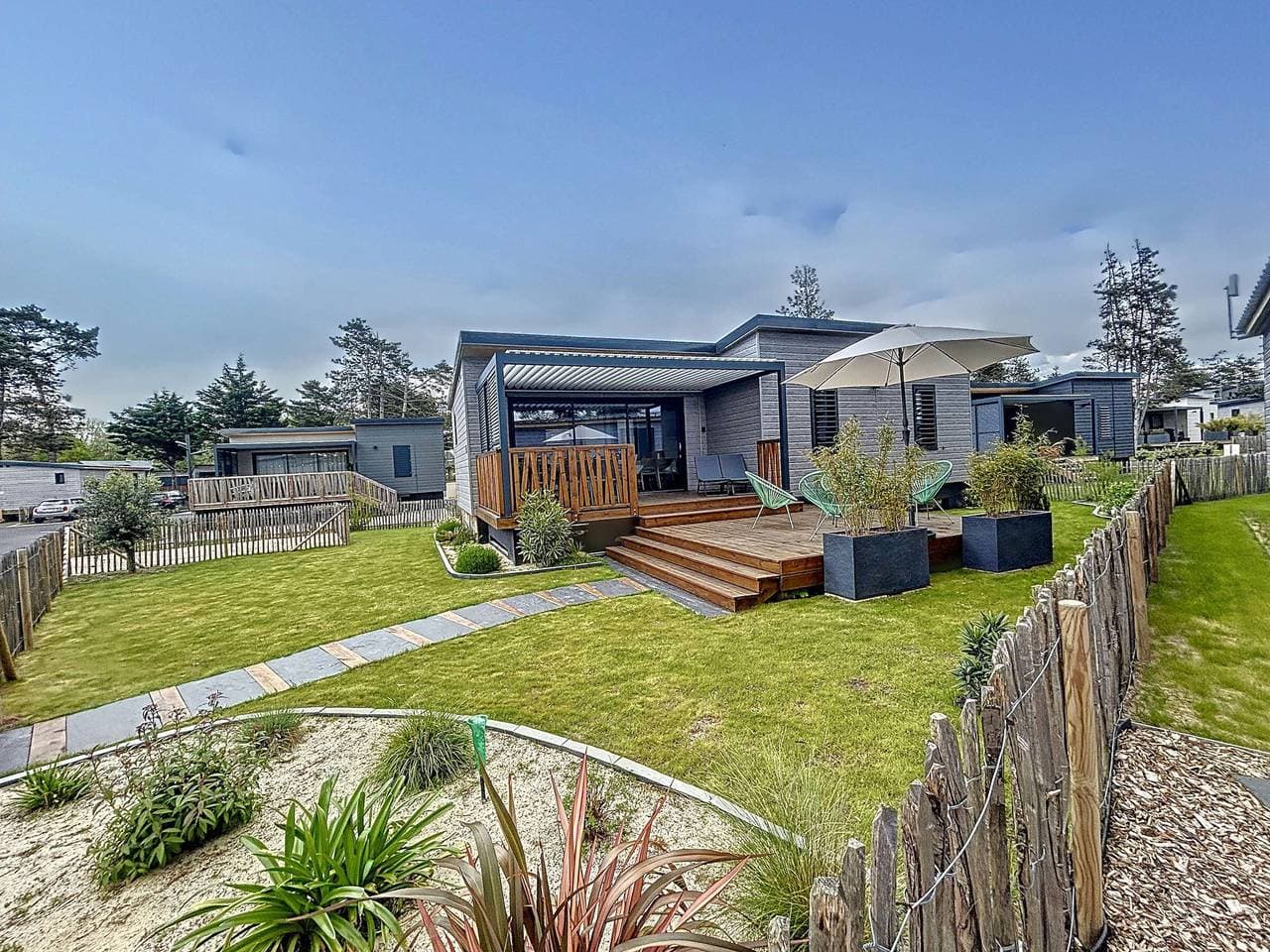 Luxus-Chalet für 7 Personen: Beheizter Pool, WLAN, Strand- und Zentrumsnähe! 1