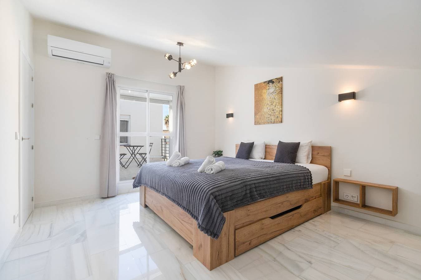 Foto 13 von 45: Ferienhaus 'Luxuriöses und Modernes Familienhaus' mit Privater Terrasse, WLAN und Klimaanlage