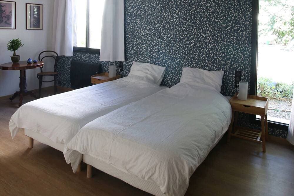 Foto 2 von 15: Zimmer \"Madeleine\" mit 2 Einzelbetten und Gästetisch