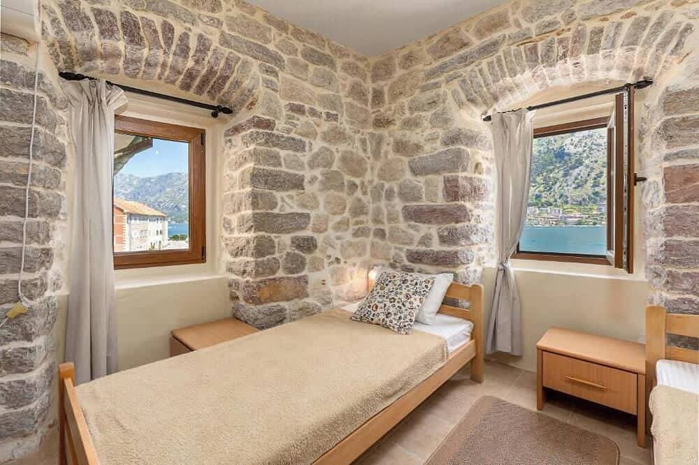 Foto 6 von 30: Historic Waterfront House — Authentic Stone Gem on the Stunning Bay of Kotor