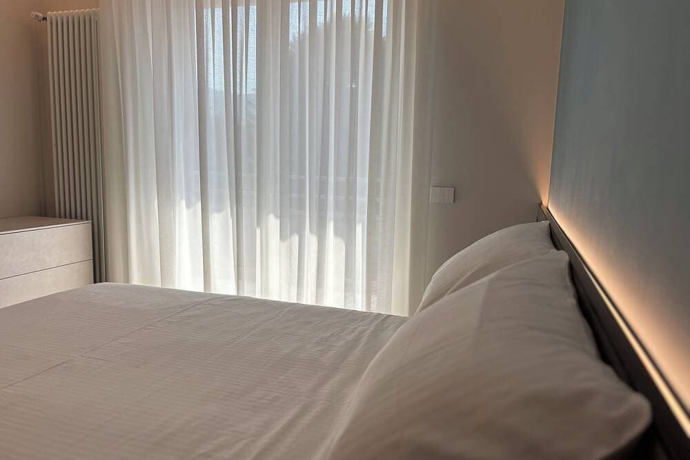 Foto 2 von 22: Luxurious new apartment with a terrace overlooking the lake on the Sarnico lakeshore.