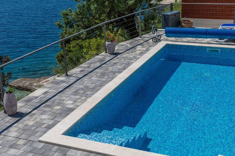 Studio Appartement mit Pool am Strand Zavode, Omis 1