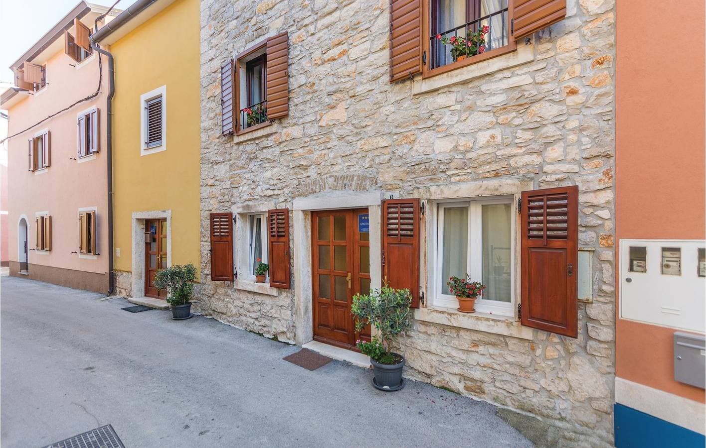 Gemütliche Wohnung am Wasser mit Terrasse, 2 km vom Strand entfernt 1