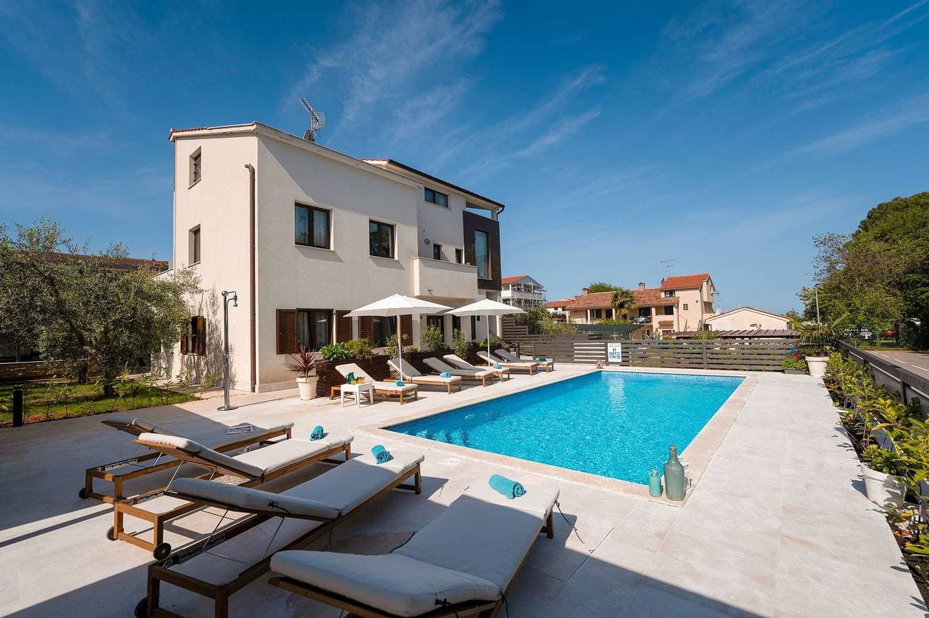 Foto 2 von 28: Extravagantes Apartment nur 100 Meter zum Strand mit Salzwasserpool und Jacuzzi