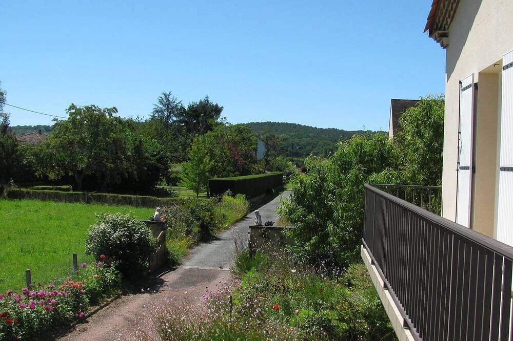 Foto 9 von 25: Im Perigord Noir Le Bugue Villa \"eingestuftes 3 ***\" in einem zur Schau getragenen und geblühten Garten.