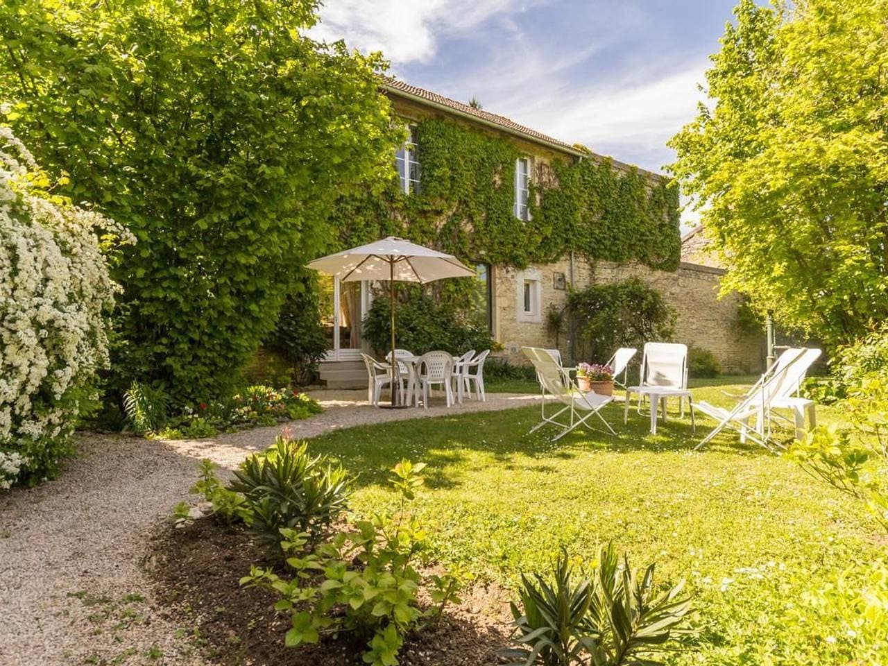 Helles Haus nahe Beaune mit blühendem Garten 1