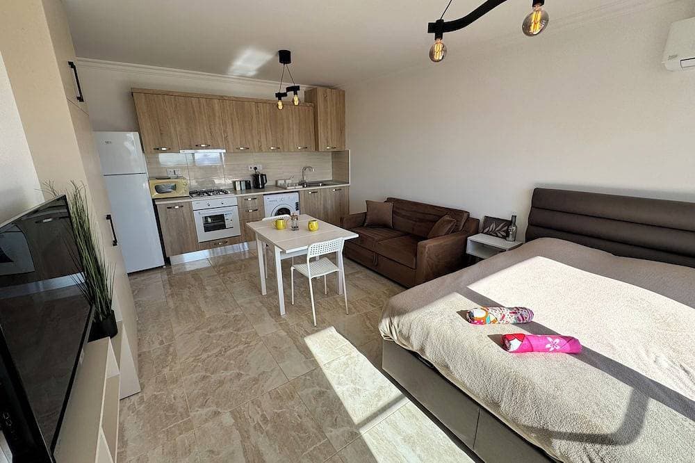 Foto 11 von 18: Beautiful Sea View Studio with Pool. 5-Min Walk to the Beach