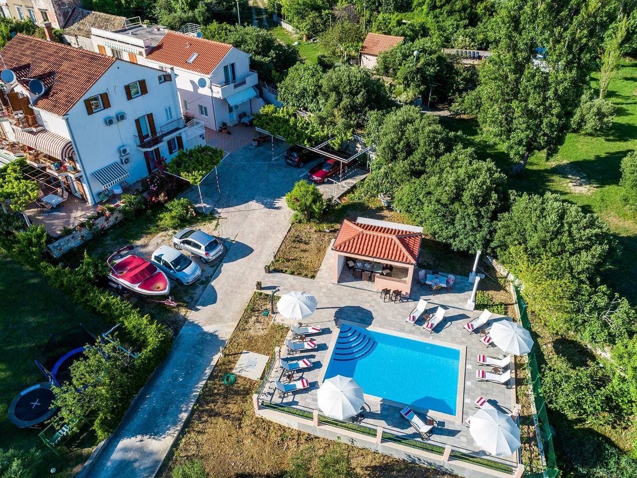 Foto 10 von 16: Apartments Mali Paradiso - Two Bedroom Apartment with Balcony and Pool View (A4)