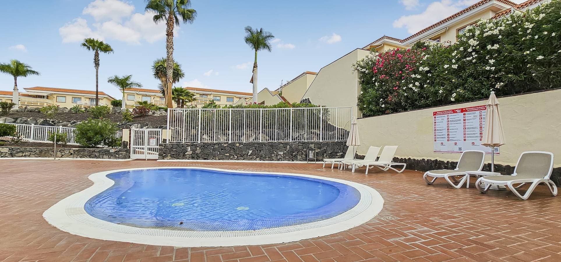 Foto 4 von 17: Sunny Garden 1 Br Apartment Arona
