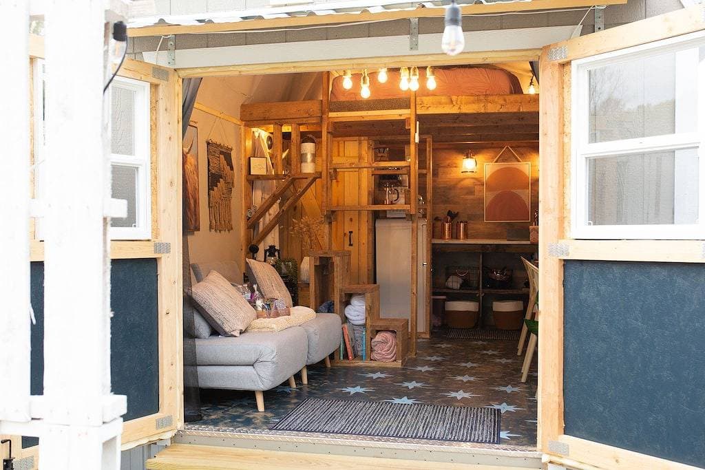 Foto 8 von 39: Romantic Goat Farm Tiny House w Sauna, Outdoor Tub