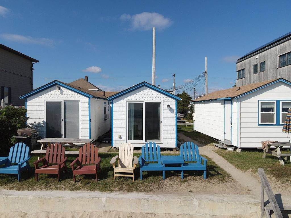 Foto 13 von 30: Tiny home steps from the beach.