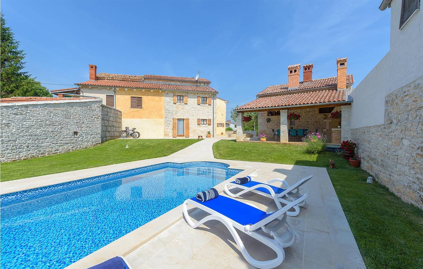 Foto 12 von 55: Geräumige 2-Zimmer-Wohnung mit Pool, WLAN und Terrasse