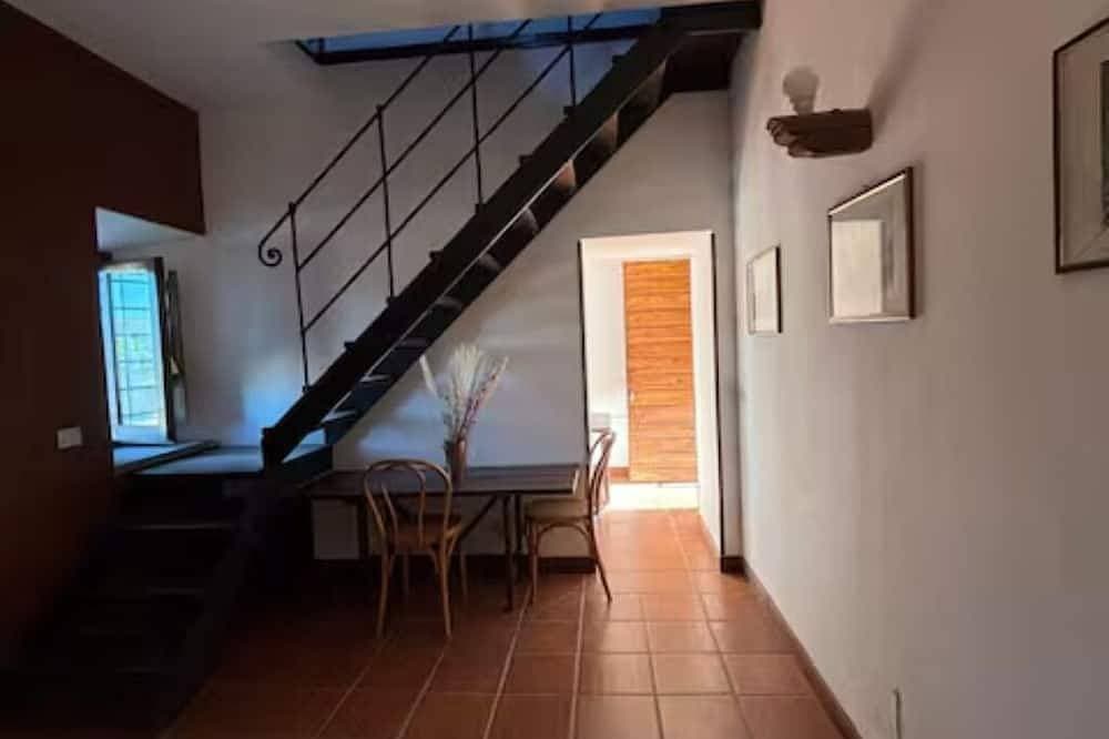 Foto 7 von 7: Tower mini suite in historic farmhouse steps from lake beach