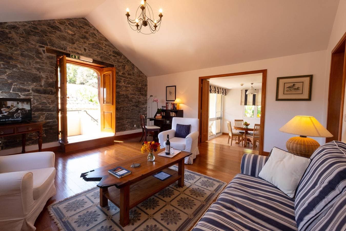 Foto 5 von 25: Charming stone cottage in Funchal | Casa Feitor