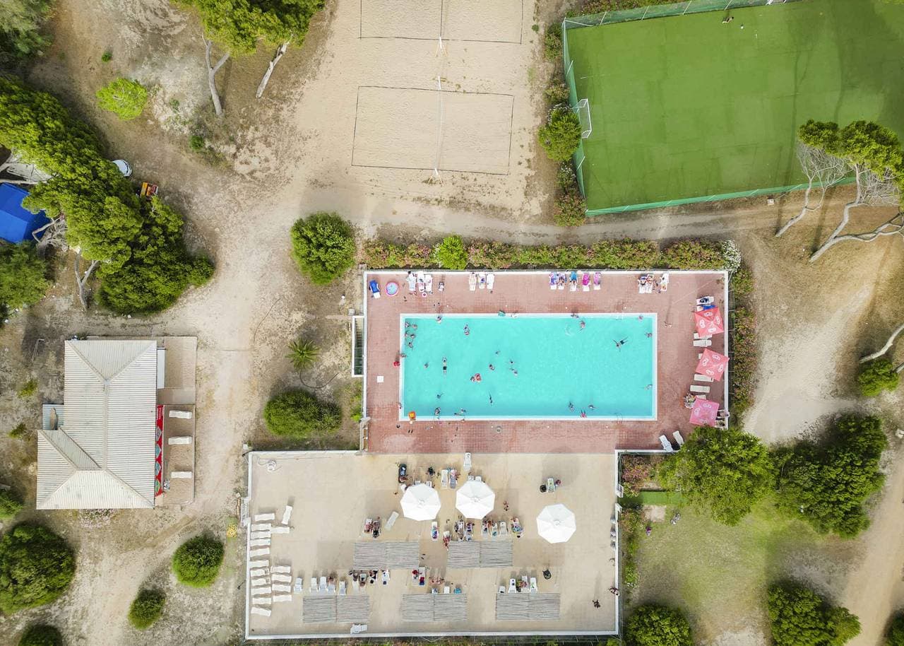 Foto 7 von 38: Mobilehome mit Klimaanlage, Pool und halbüberdachter Holzterrasse