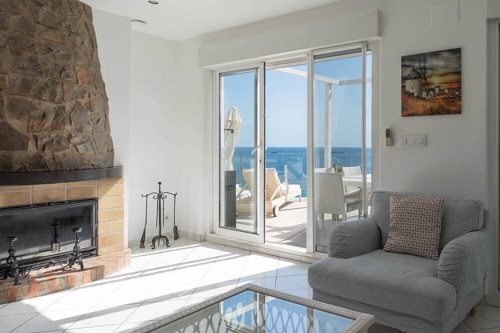 Foto 7 von 30: Frontline Mediterranean Villa • Heated Pool & Jacuzzi • 3m Walk to Beach & Port