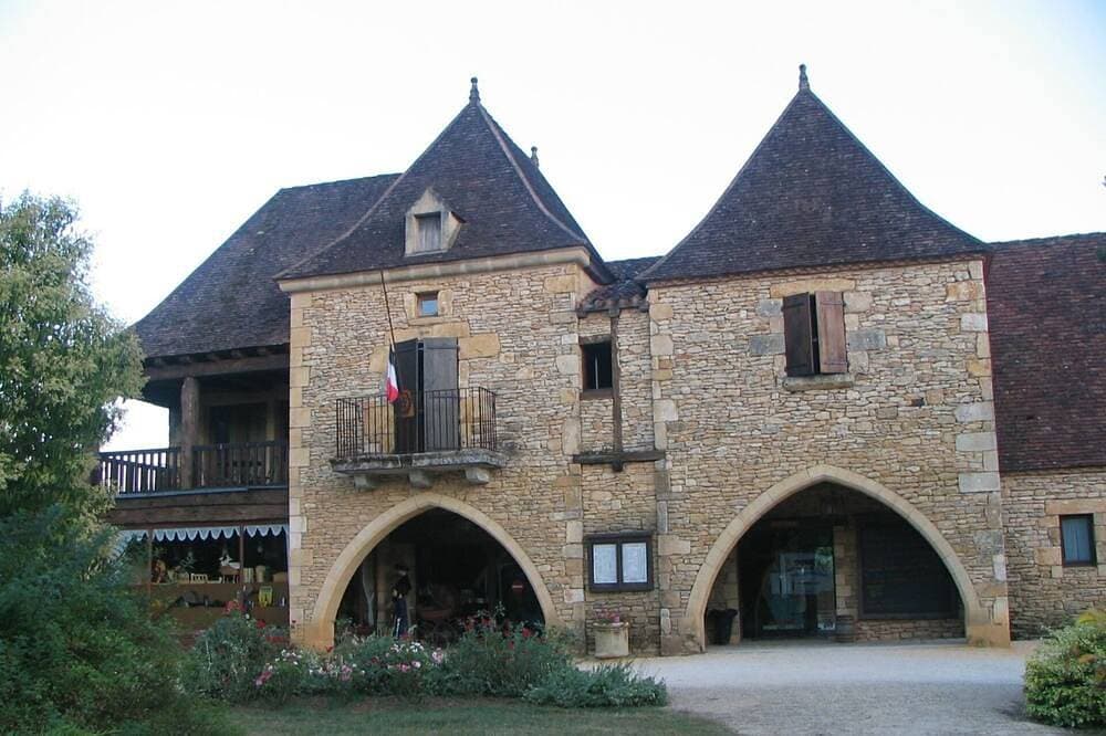 Foto 13 von 25: Im Perigord Noir Le Bugue Villa \"eingestuftes 3 ***\" in einem zur Schau getragenen und geblühten Garten.