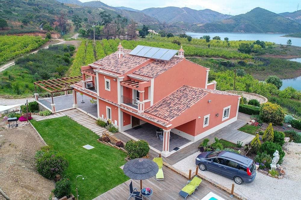 Foto 3 von 30: Luxuriöse Villa mit Pool und idyllischer Seenlandschaft