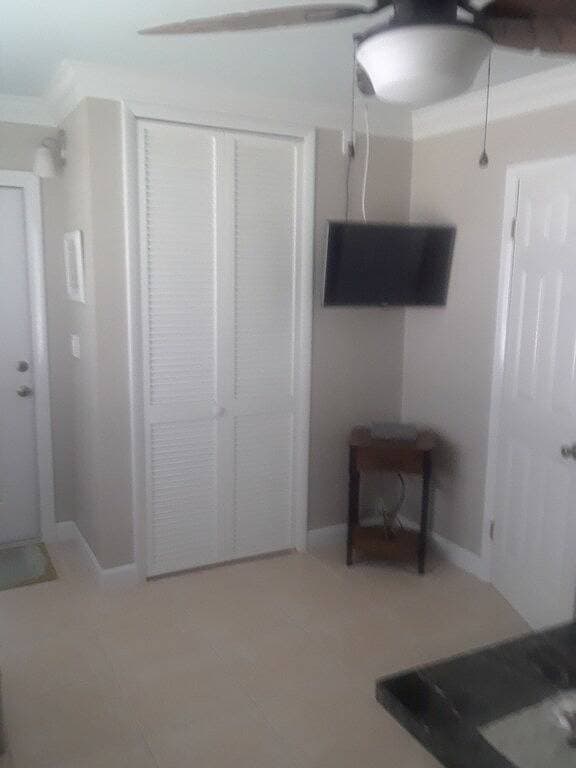 Foto 7 von 17: Clean affordable Vac. rental suite 2 miles to beach 3 priv, rms. Liv, Bed, Bath