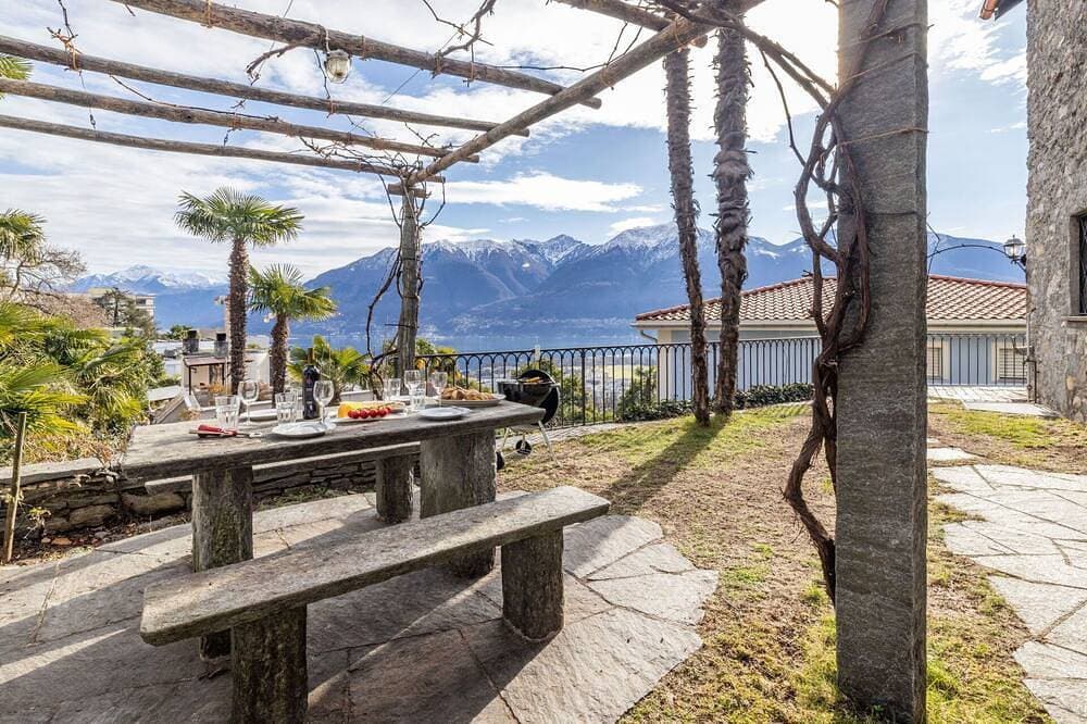 Alleinstehendes Ferienhaus mit  W-Lan, TV, Terrasse, Haustiere erlaubt, Panoramablick 1