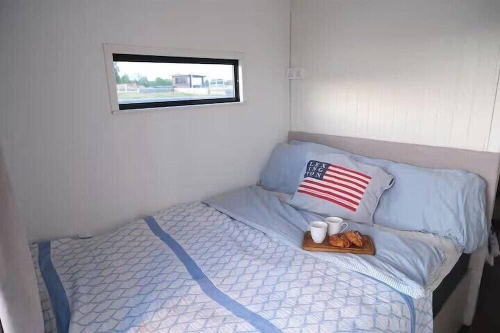 Foto 2 von 10: Solvesborg Houseboat with Harbour Views - Sleeps 4