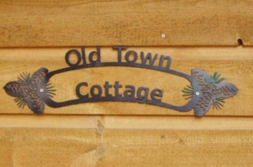 Foto 13 von 17: Old Town Cottage: Eingebettet auf einem bewaldeten Hügel am Rande von Hill City