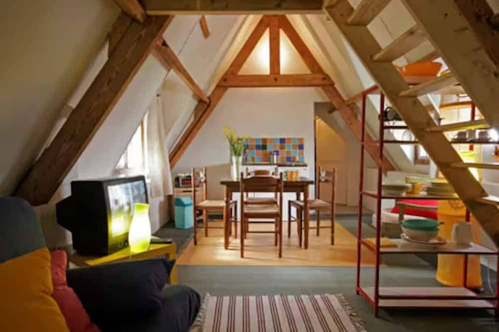 Foto 7 von 12: Norman thatched cottage with a view of the Seine