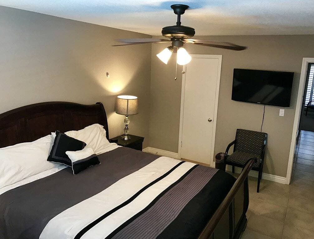Beheizter Pool - Geräumiger Rückzugsort für Familien: 4 Schlafzimmer, in der Nähe des Flughafens, Ft... 1