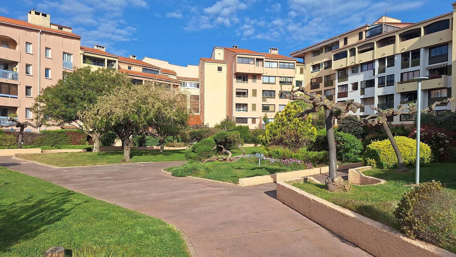 Foto 8 von 10: Appartement „Le Balcon Des Arènes“: Bergblick, Gemeinschaftspool und WLAN