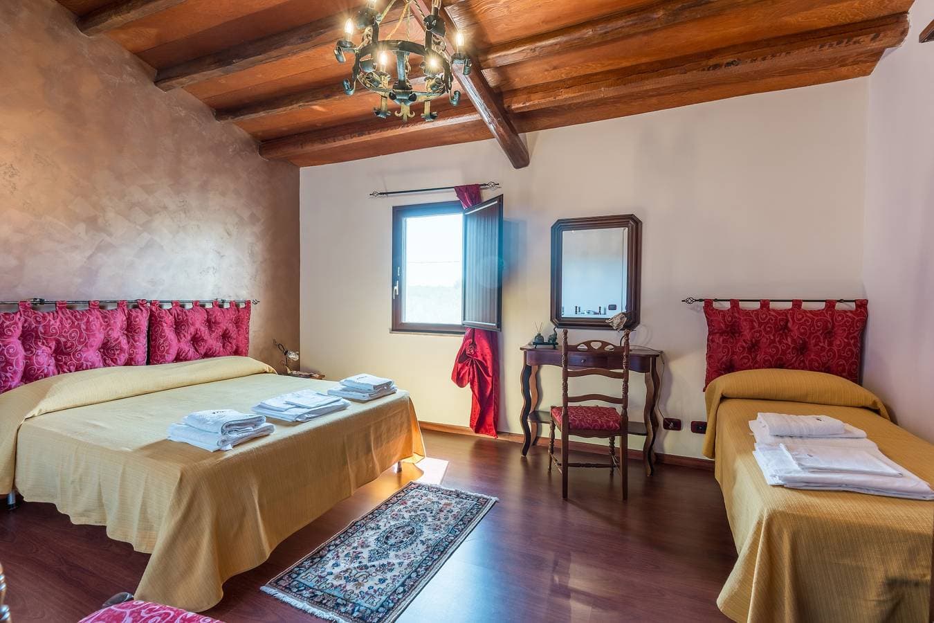 Foto 8 von 27: Apartment 'Casa Vacanze 4 Pileri - Perollo' mit Bergblick, Gemeinschaftspool und WLAN