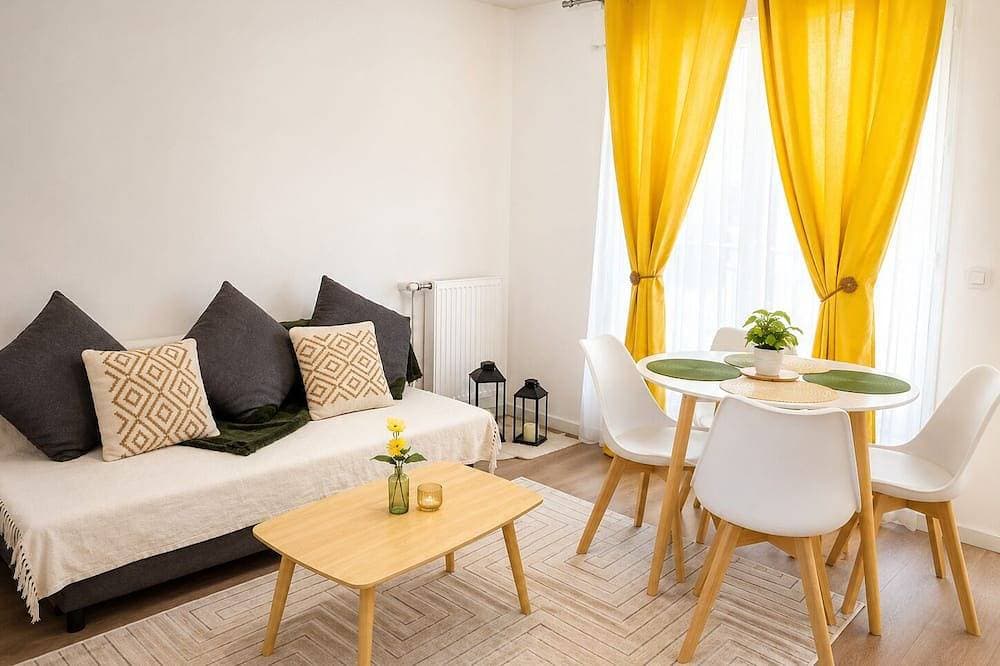 Cosy Bondy. Cosy apartment with parking, Wi-Fi, balcony, close to transport links 1