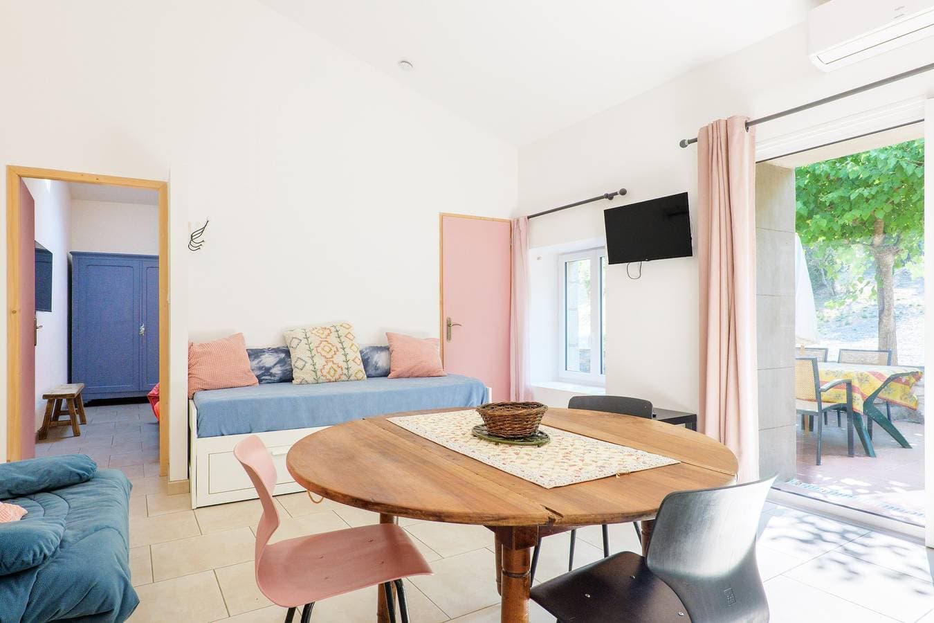 Foto 4 von 25: Ferienwohnung 'Gîte Le Mûrier Piscine Partagée' mit Bergblick, WLAN und Klimaanlage
