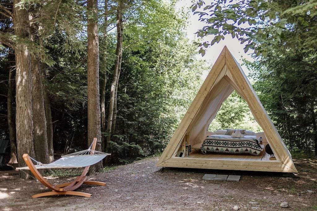 Foto 4 von 34: A-Frame Site 2 | Queen Bed | Pond View