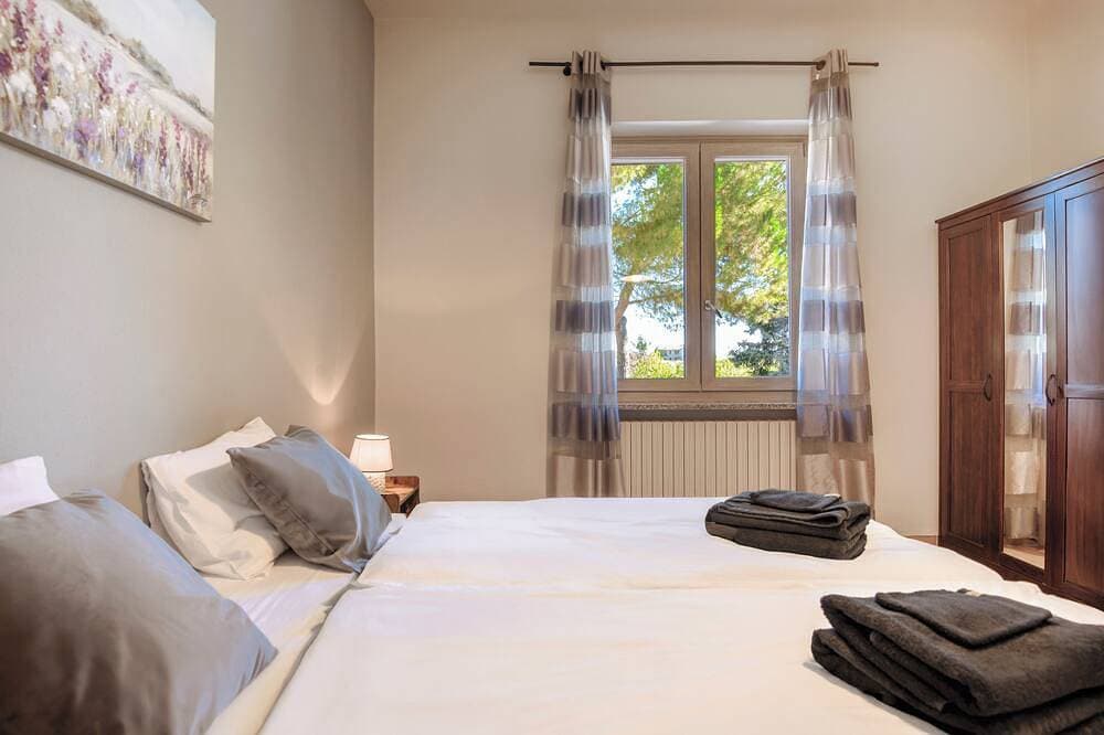 Foto 8 von 30: Modern villa with private pool and panoramic vineyard views in Piemonte.