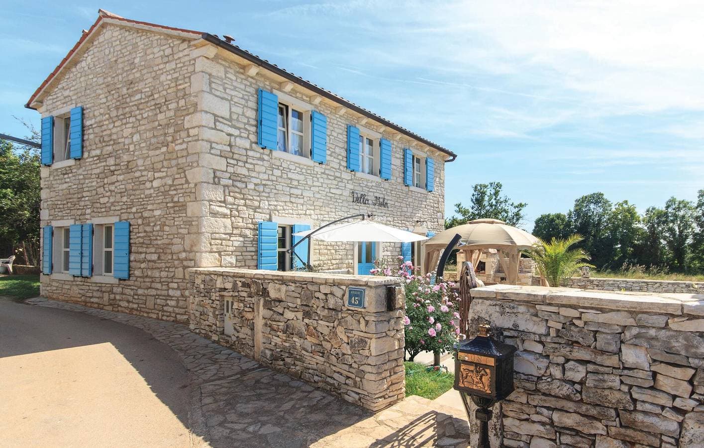 Foto 11 von 48: Gemütlich, 1,5 km von der Küste entfernt: WLAN, Pool, Terrasse und Parkplätze