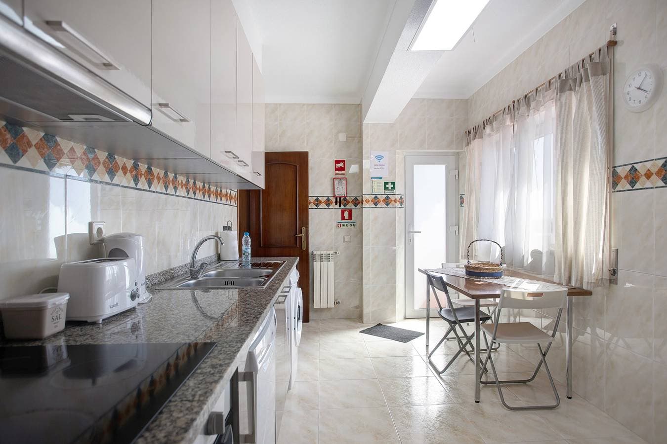 Foto 5 von 25: Ferienhaus 'Casa Imaginário Com Serenidade' mit gemeinsamem Garten, WLAN und Klimaanlage