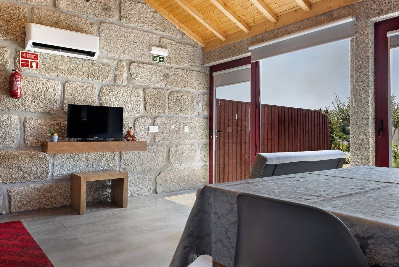Foto 4 von 48: Landhaus Carvoeiras 'Casa T1' mit Seeblick, Wi-Fi und Klimaanlage