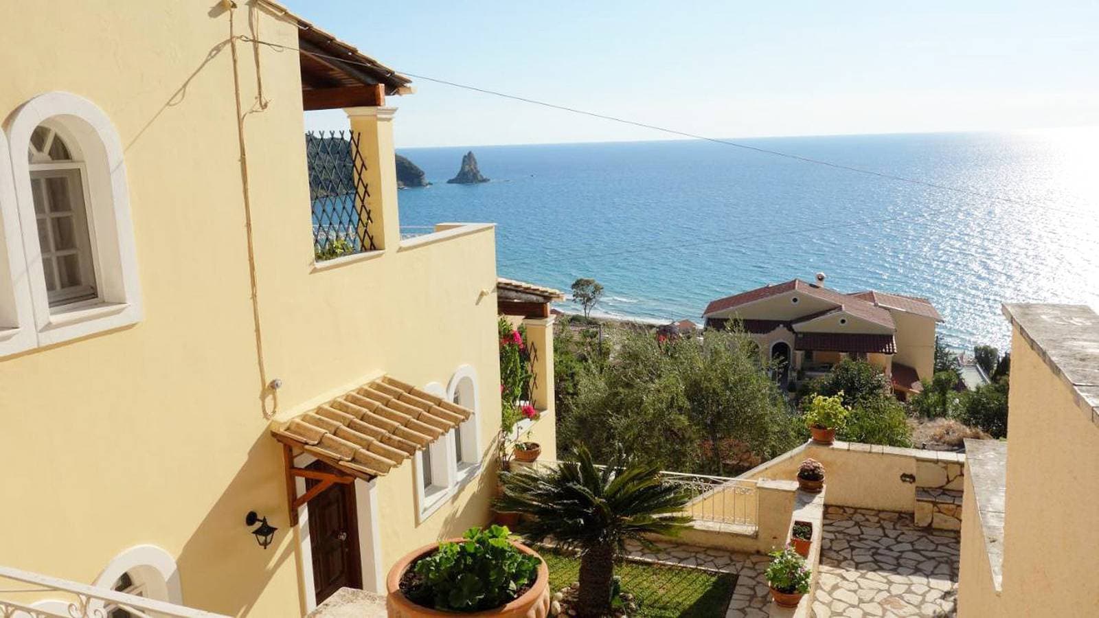 Foto 5 von 48: Natalia Apartment A mit Panoramablick auf die Bucht von Agios Gordios