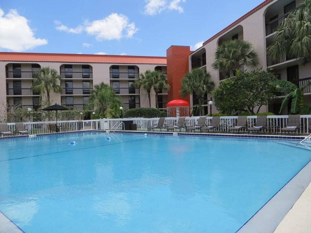 Foto 10 von 34: Close to Attractions! Comfy Unit, Pool, Shuttle to Parks, Parking, Breakfast