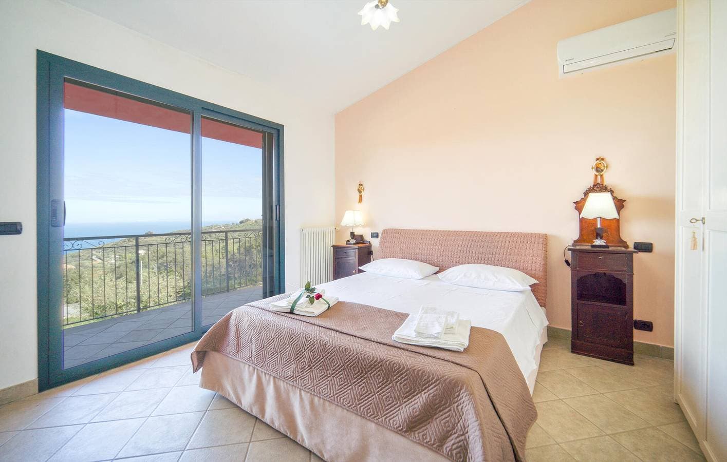 Foto 9 von 49: Apartment mit Meerblick, Pool und Parkplatz, nahe dem Stadtzentrum