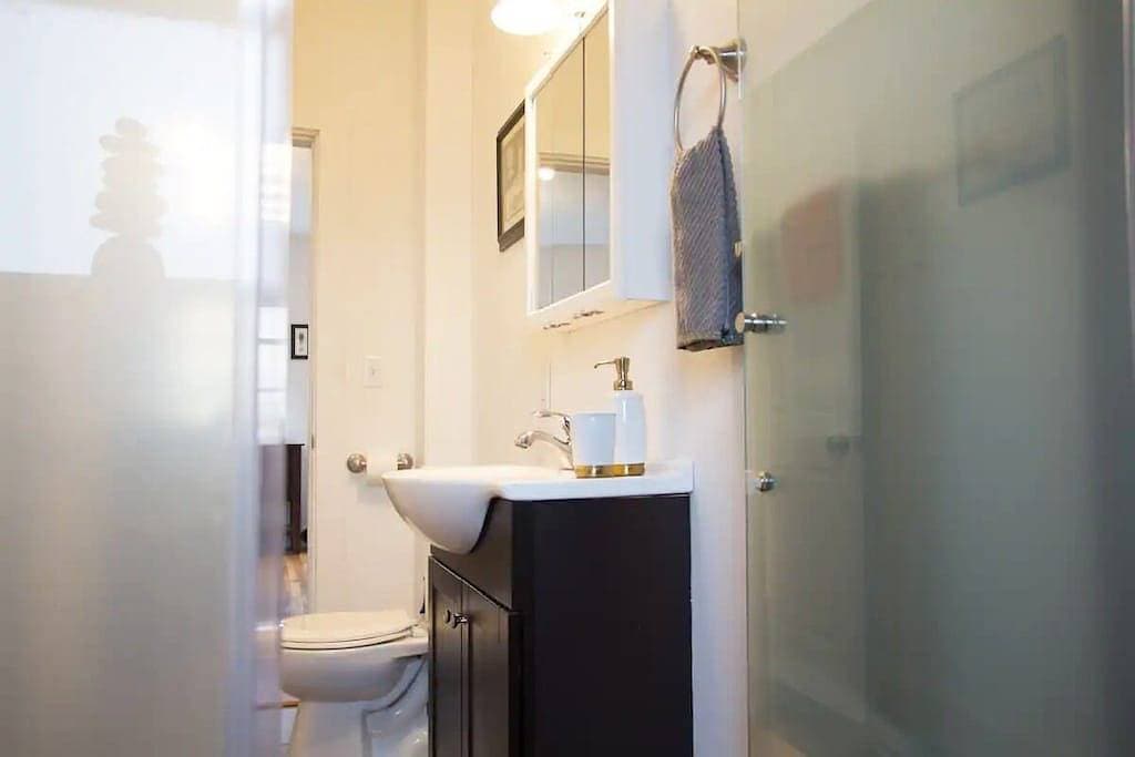 Foto 11 von 11: Bright & Spacious Apartment with Amazing Shower