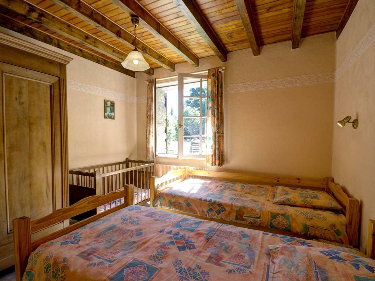 Foto 3 von 32: Authentisches Ferienhaus mit Kamin, Haustiere erlaubt und WLAN am Waldrand