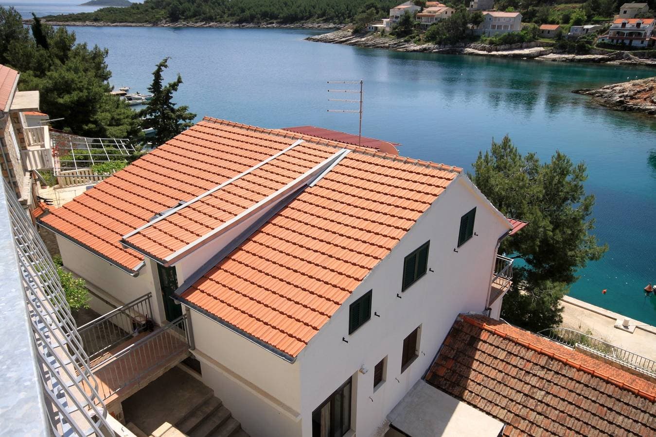 Foto 3 von 19: 2-Zimmer-Ferienwohnung am Strand Basina, Hvar A-4599-f