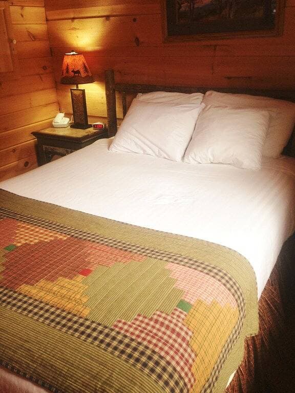 Foto 9 von 16: Cozy Creek: Cozy Cabin with Large Deck Overlooking Mountain Stream