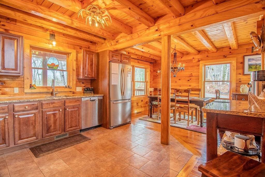 Foto 3 von 50: Elegant Log Cabin between Cherokee and Bryson City, hot tub & fire pit