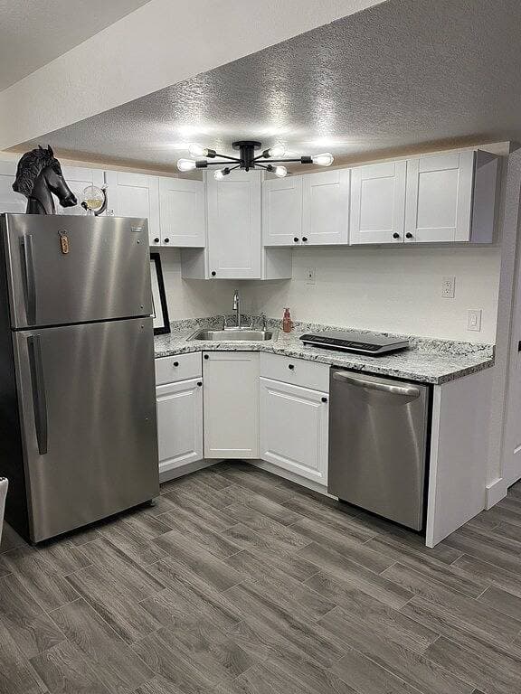 Foto 2 von 18: Bright Walk-Out 2Br · Private Patio & Yard · Quiet Area