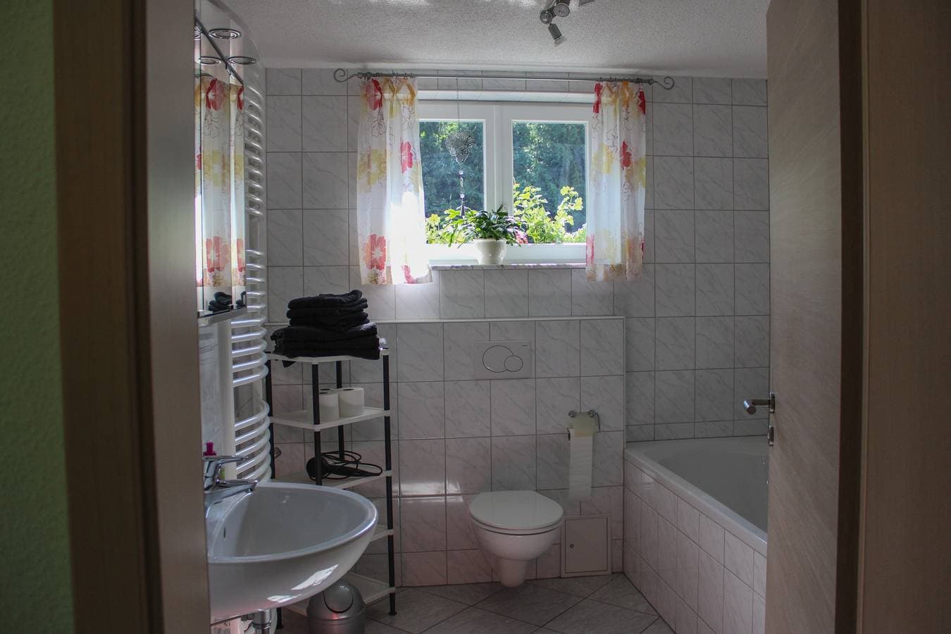 Foto 11 von 14: Apartment 'Haus Am Wald' mit Gemeinschaftsgarten und WLAN